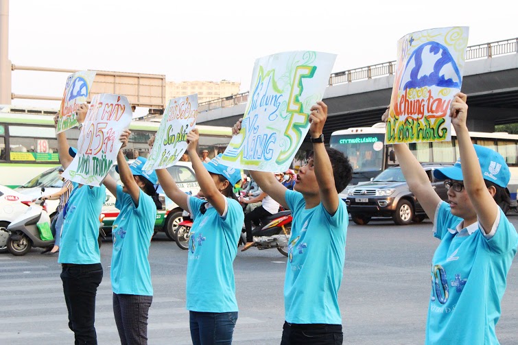 hoạt[-]động[-]tuyên[-]truyền[-]25s[-]cho[-]Giờ[-]Trái[-]đất–[-]kêu[-]gọi[-]tắt[-]máy[-]xe[-]khi[-]dừng[-]đèn[-]đỏ[-]trên[-]25[-]giây,[-]thuộc[-]dự[-]án[-]Cộng[-]đồng[-]xanh